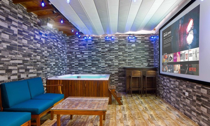Astorga House | 10 Bedroom Building