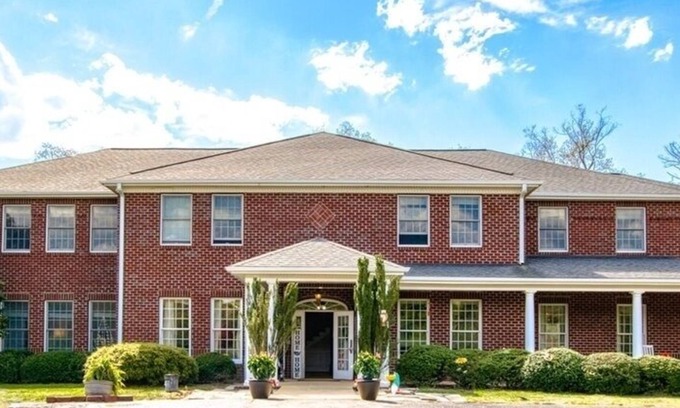 Merrimac House | 10 bedroooms/baths, 4 mi from VT