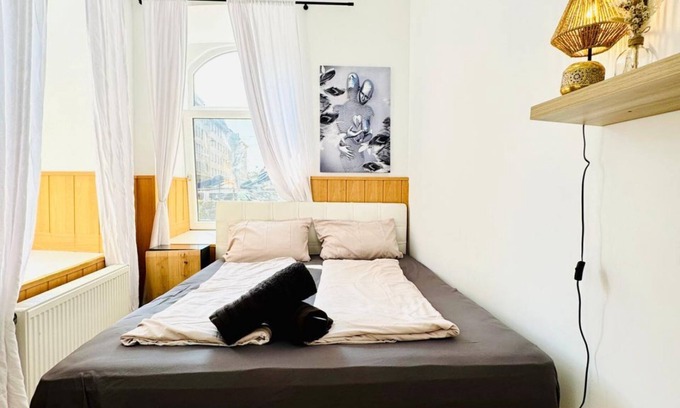 Ottakring Apartment | 10 BR Apartment for Groups, 8-Min to Rathausplatz
