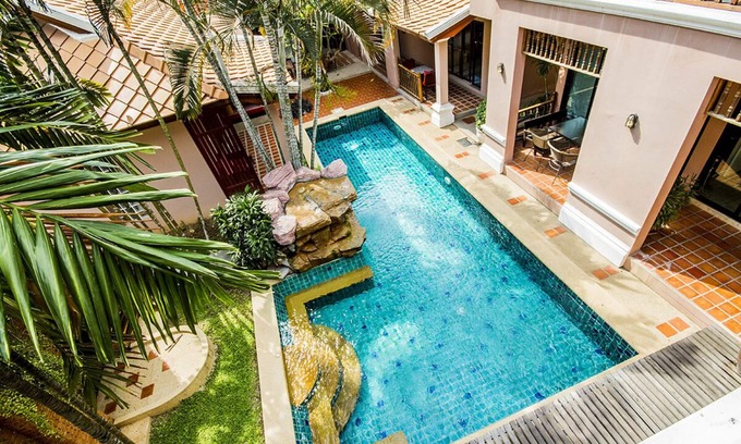 Jomtien House | 10 BR Pratamnak villa with pool