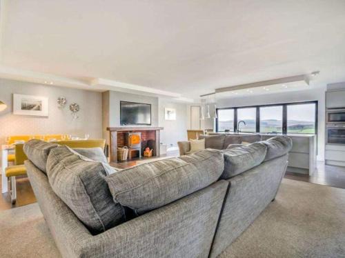 Heriot House | 10 Guests - 5 Bedrooms - Deck - Hot Tub