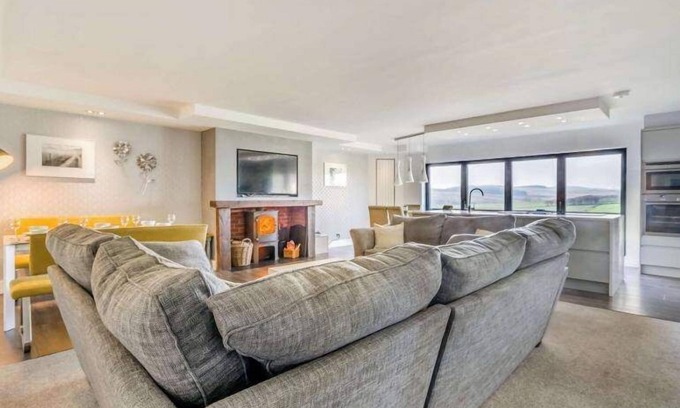 Heriot Cottage | 10 Guests - 5 Bedrooms - Deck - Hot Tub