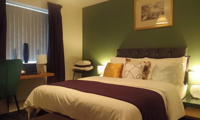 Walsall Apartment | 10 Guests - Garden - Quiet Retreat Cottage