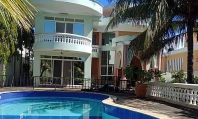 Mombasa House | 10 km from Haller Park, Swimming Pool, WiFi, Parking, Beaches.