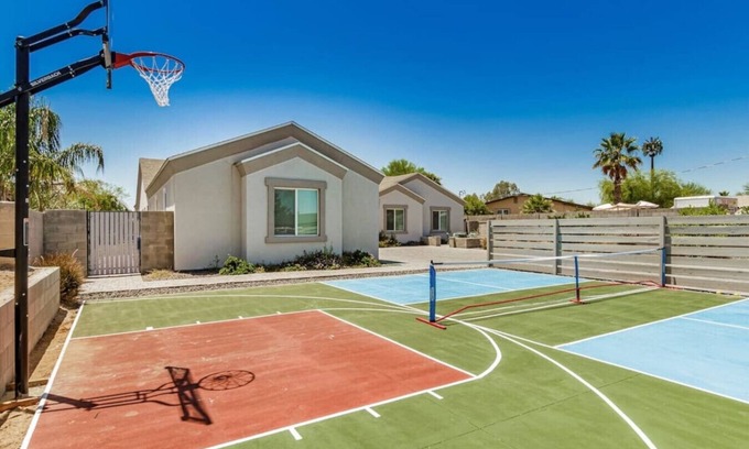 Paradise Valley Village House | 10 Large Bedrooms | Ping Pong | Hot Tub