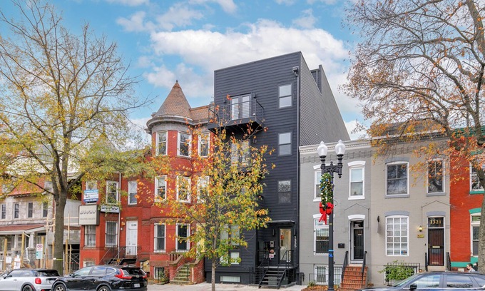 Southeast House | #10 Luxury Capitol Hill Suite 2 Bed/1 Bath - 3 min. Walk to Metro!