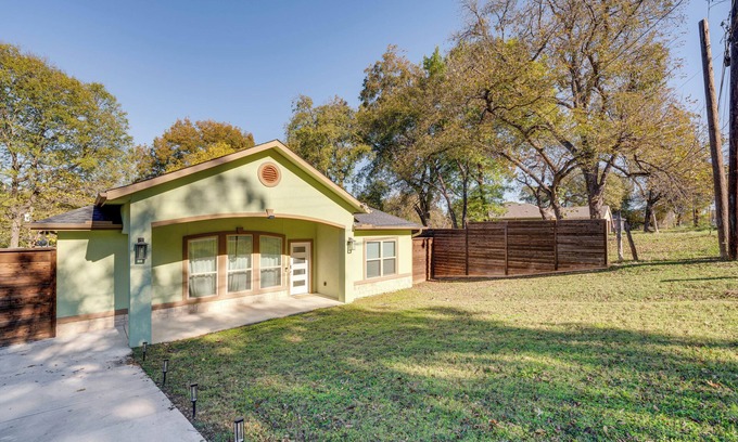 Dallas House | 10 Mi to Dtwn Dallas: Home Near Lakes & Parks!