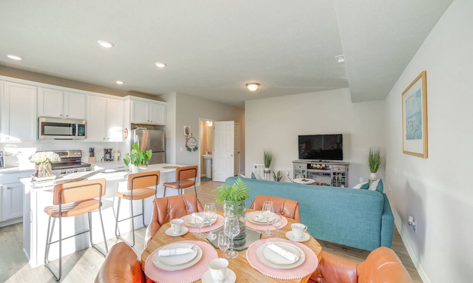Kentwood House | 10 Mi to Grand Rapids: Modern Townhome!