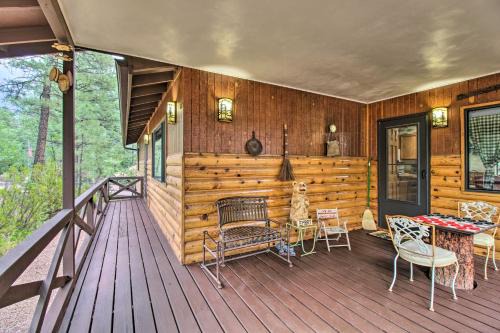 Pinetop-Lakeside House | 10 Mi to Show Low Pinetop-Lakeside Family Cabin!