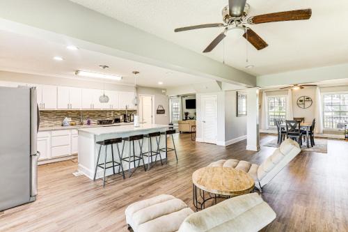 Country Club Estates House | 10 Mi to St Simons Island Home with Screened Porch