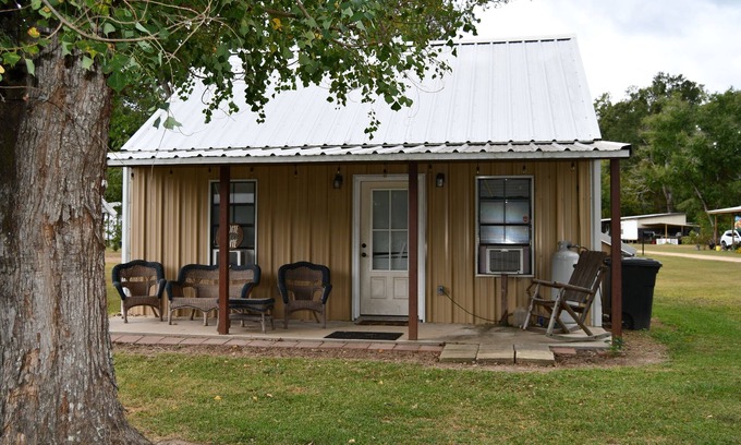 Woodville Cabin | 10 miles from Clark’s Creek and 3 miles from Lake Mary