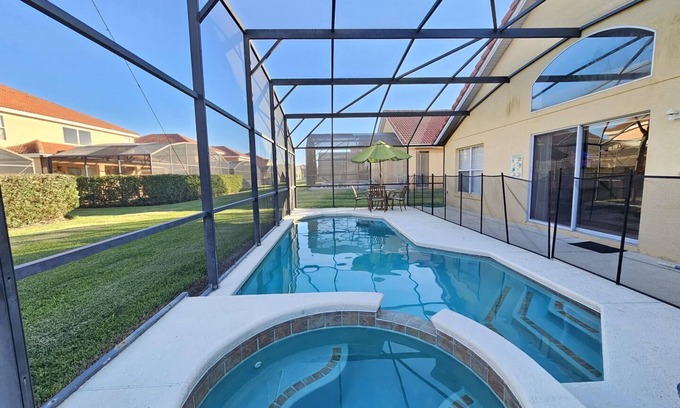 Solana House | 10 miles to Disney World, private pool and spa, guarded and gated community, washer and dryer