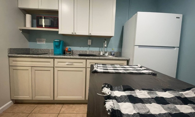 Westside Apartment | 10 min from downtown and the jaguar park!
