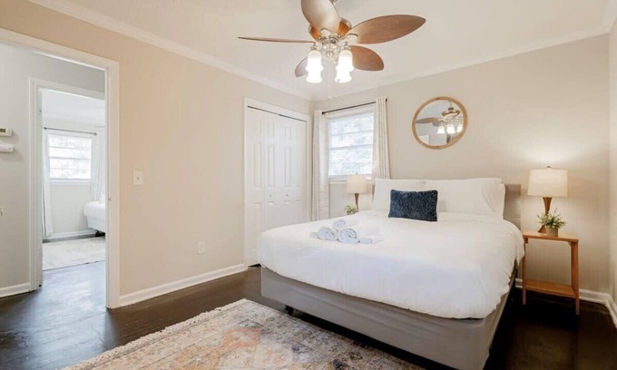 Eau Claire House | 10 Min from Downtown Columbia - The Ronnie Runner