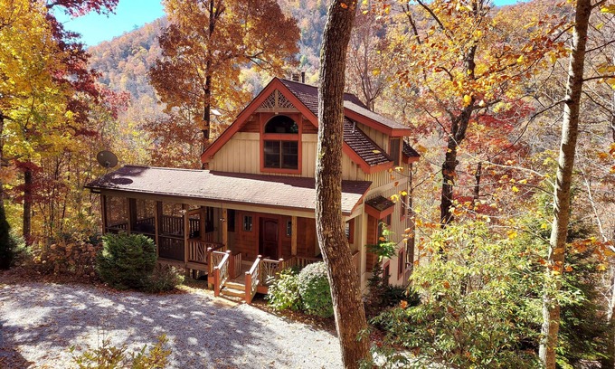 Cullowhee Cabin | 10 min from downtown Cashiers - Mountain View - King Bed