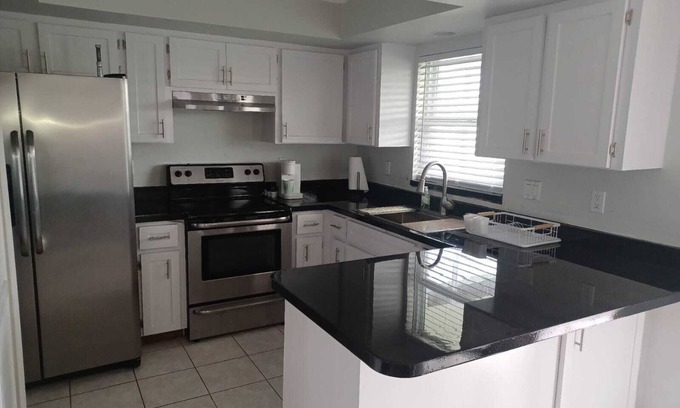 Englewood East House | 10 min. from the beach, pet-friendly, fenced yard.