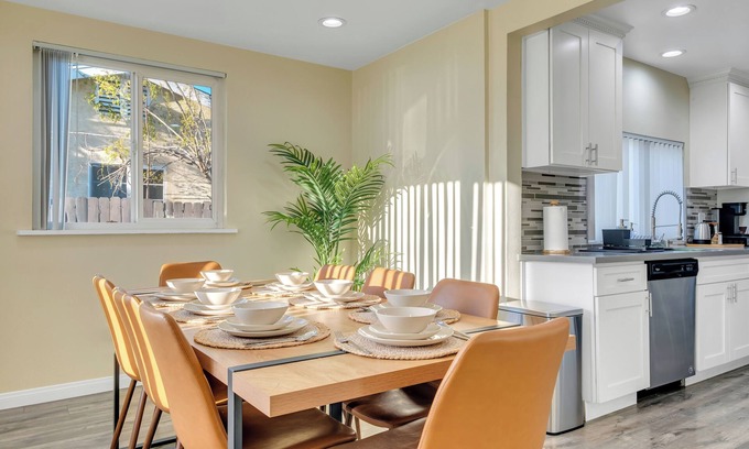 Fullerton House | 10 min to Disney - LA/OC Getaway - Pool - 4 BD 2BA