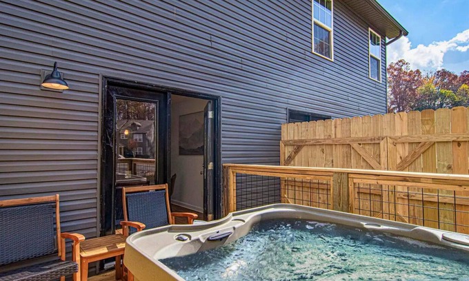 Sevierville House | 10 Min to Dollywood, 2 BD, Bunks, Hot Tub, Pac-Man