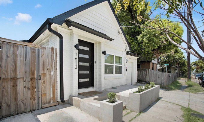 Greater East End House | 10 Min to Downtown - La Casita Blanca Retreat