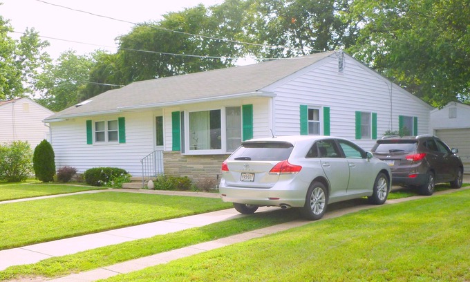 Somers Point House | 10 mins to Ocean City beach & more. 2 bdrm 2 bath, LRm, FamRm. Skylights.