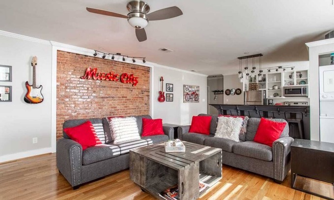 Downtown Nashville Condo | 10 minute walk to bars! FREE parking - Spacious Downtown Condo