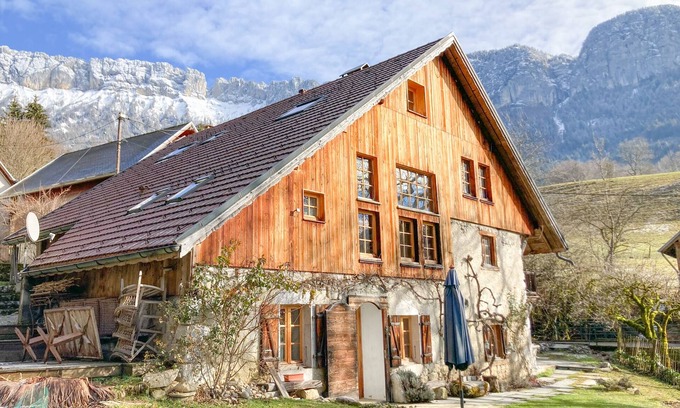 Dingy-Saint-Clair Ski Chalet | 10 minutes from Lake Annecy, charming cabin-style chalet
