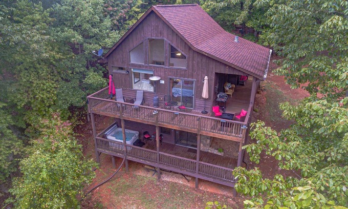 Cleveland Cabin | 10 MINUTES FROM HELEN GEORGIA.