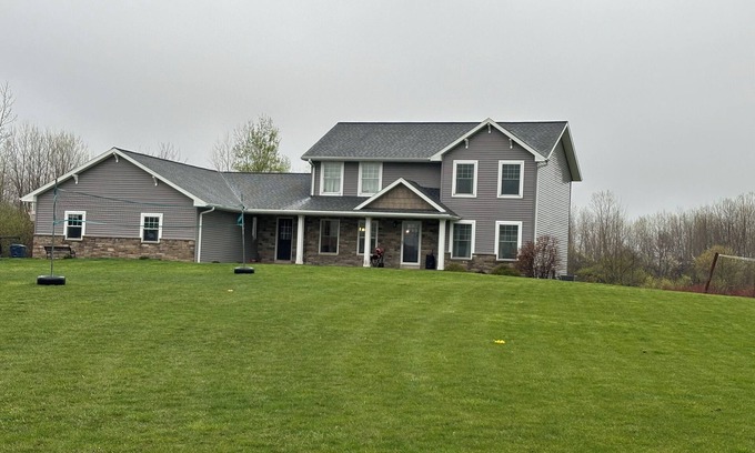 Oneida House | 10 minutes from Lambeau field! Sleeps 10. Cozi country living yet close to GB!