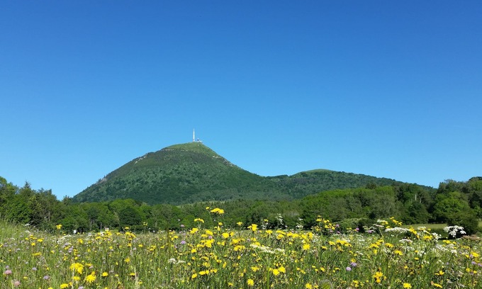 Pontgibaud Cottage | 10 minutes from Vulcania, nature gite with terrace overlooking valley