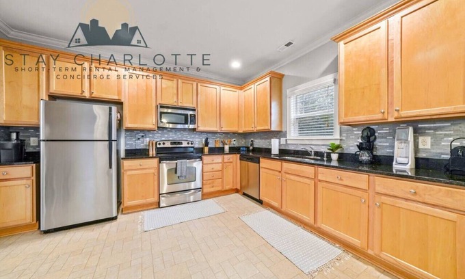 Charlotte House | 10 Minutes to City Center!