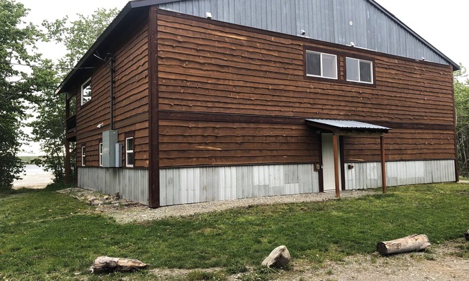 Babb House | 10 minutes to Glacier National Park! Central Eastside location for park access.