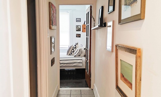 Queens Apartment | 10 minutes to Manhattan! Cozy 2 bedroom in LIC/Astoria, in the center of it all.