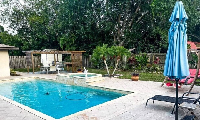 South Gate Ridge House | 10 minutes to siesta key beach! Hot tub an pool heated two master bedrooms!