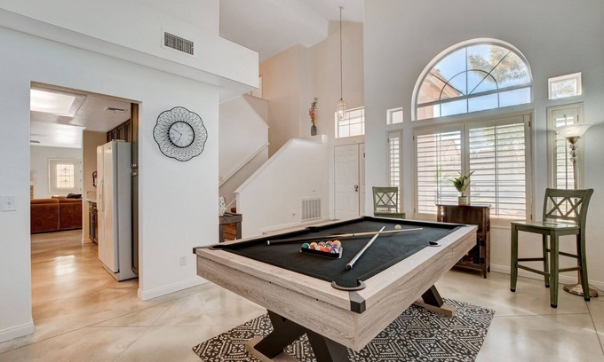 Green Valley House | 10 minutes to the Strip! Close to Airport with Pool Table