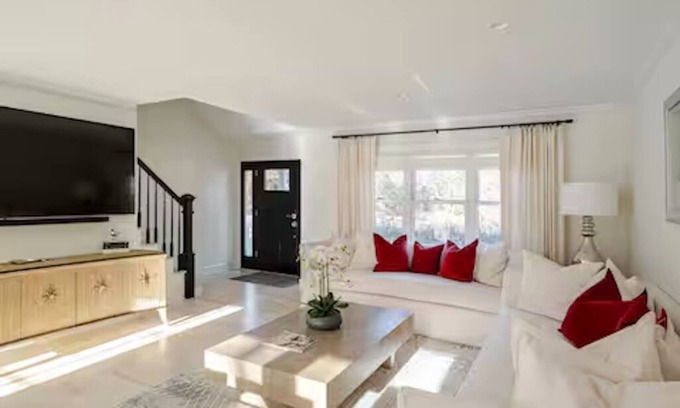 Riverhead House | 10 minutes to the theme Beach! Family-sized house with a back deck.