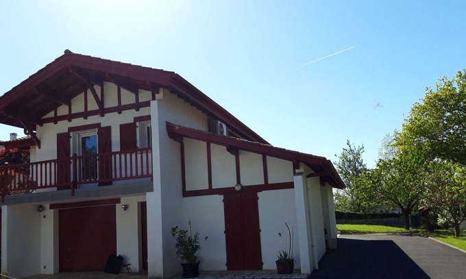 Espelette Apartment | 10 minutes walk from Espelette, 2 bedrooms on the ground floor of a house, with a garden.