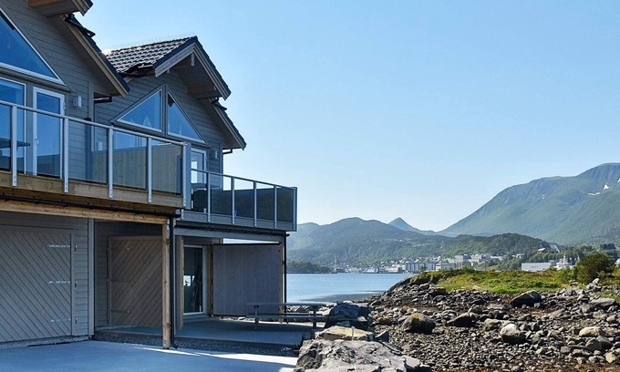 Haram House | 10 person holiday home in Brattvåg