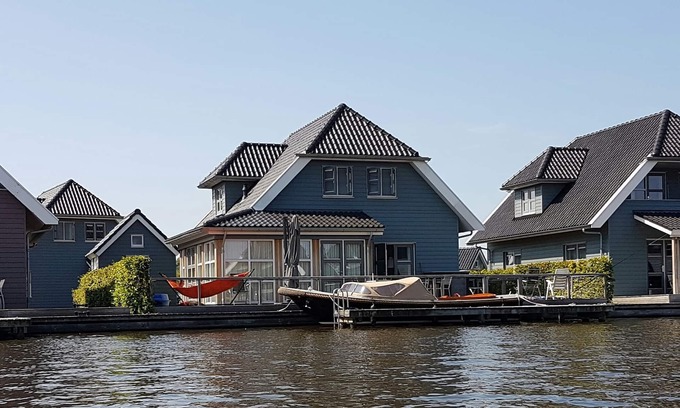 Offingawier Villa | 10 persons luxury villa with a private dock at the Sneekermeer.