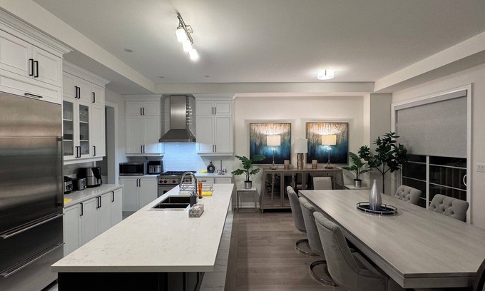 Markham House | 10 Queen Beds - Business Elite Luxury Residence Markham’s Prestigious Angus Glen