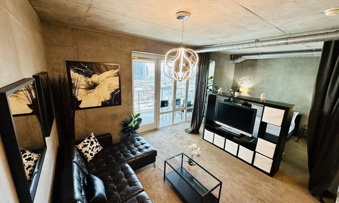 Smart Corner Condo | "10% Special Rate Discount" High-Rise Lovely & Spacious Condo - Family Friendly