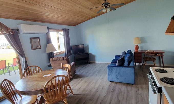 Northeastern Michigan Resort | #10 Thomas' Parkside Cottages, 1 BR Lake Huron walk out, downtown Oscoda