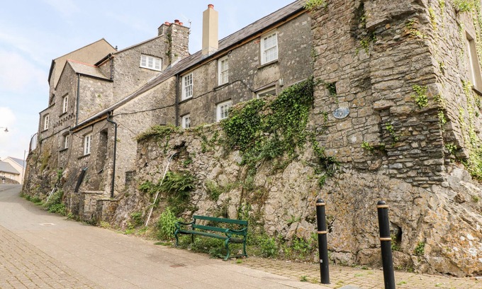 Pembroke House | 10 WESTGATE HILL, family friendly, with open fire in Pembroke