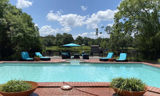 Plantersville Cabin | 100+ acre Guest Ranch - 3 guest house cabins! HUGE POOL, PRIVATE FISHING LAKE!