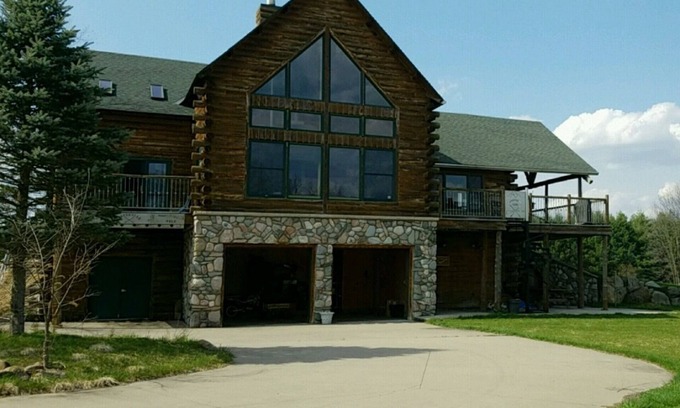 Delton Cabin | 100 Acre Michigan Retreat - Amazing nature/Hot tub/Saunas/Fireplace/WiFi!