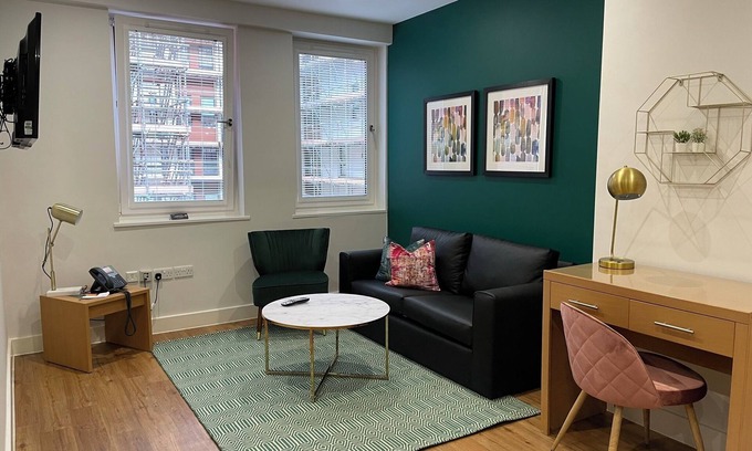 Reading City Centre Apartment | 100 Kings Road by House of Fisher