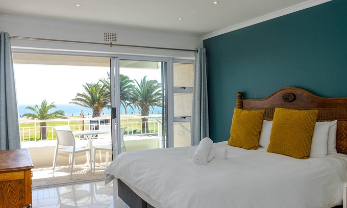 Mouille Point Apartment | 100 m² Apartment ∙ 2 bedrooms ∙ 4 guests