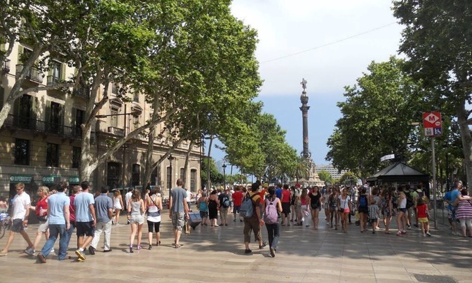 El Raval Apartment | 100 meters from The Rambla and harbour, with Public Parking downstairs