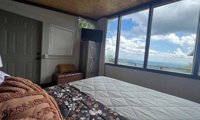 Apple Ridge Apartment | 100 Mile Views & Hot Tub in BR!