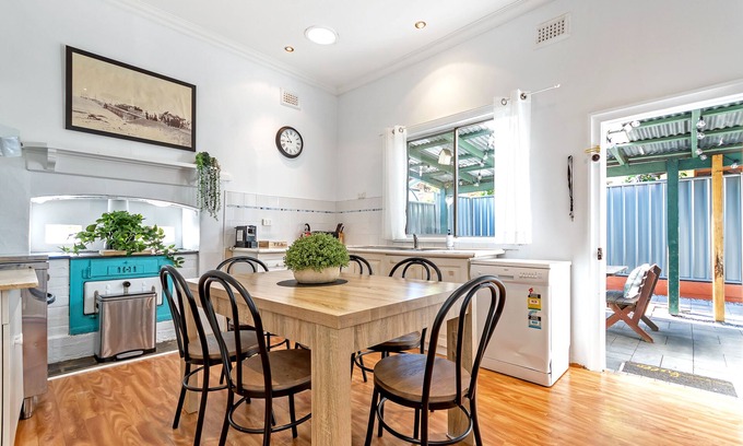 Busselton House | 100 Year Old Cottage walking distance from Shops and Cafes.