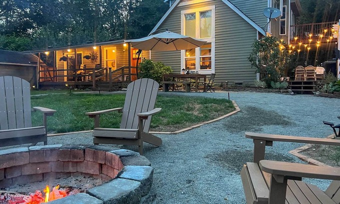 Lakebay House | 100-Year-Old Farmhouse w/Hot Tub on 5 Acres!